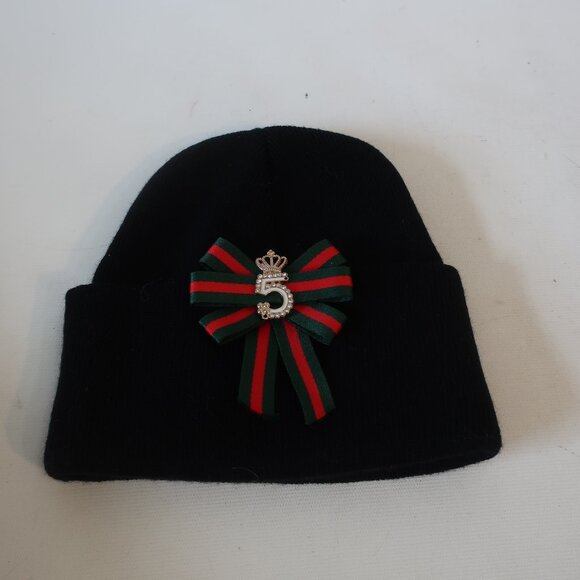 NWT Womens Tina Demel Black Knit Beanie Hat W/Green & Red "5" Bow Tie OS - Picture 1 of 7